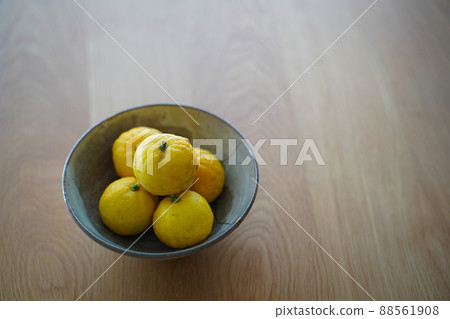 Yuzu ripened yellow in season when it was served in kintsugi pottery Yuzu ripened yellow in season when it was served in kintsugi pottery 88561908