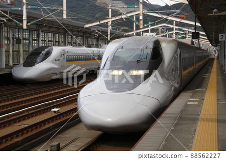 Sanyo Shinkansen 700 series (Shin-Shimonoseki station) waiting for Nozomi to pass 88562227