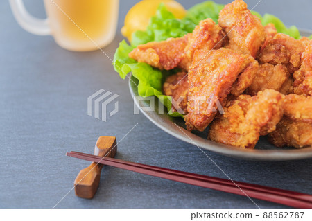 Fried chicken black background close-up material 88562787