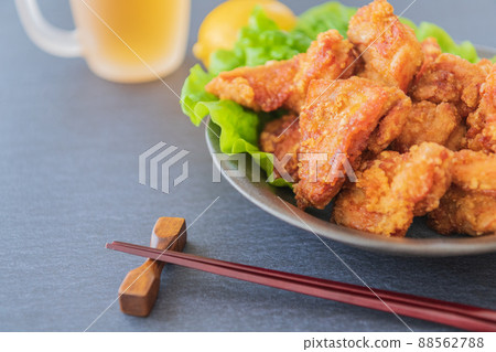 Fried chicken black background close-up material Fried chicken black background close-up material 88562788