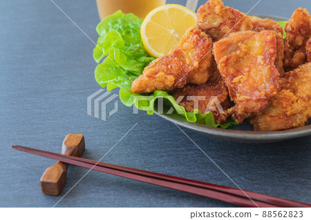 炸雞黑色背景特寫素材 88562823