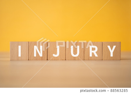 受傷的形象 | 上面寫著“INJURY”的積木 88563285