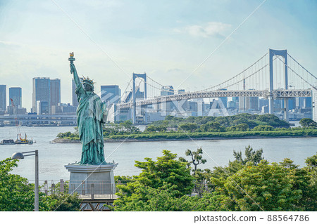 Statue of Liberty in Odaiba and Rainbow Bridge Statue of Liberty in Odaiba and Rainbow Bridge 88564786
