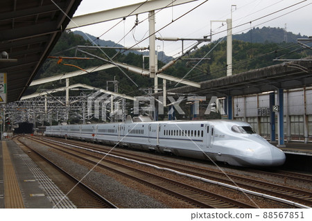 Sanyo Shinkansen N700 series arriving at Shin-Iwakuni Station Sanyo Shinkansen N700 series arriving at Shin-Iwakuni Station 88567851