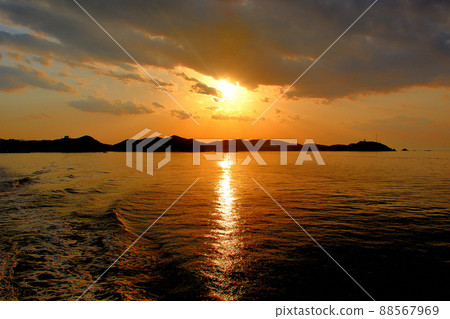 金色閃耀的伊勢灣，寧靜的夕陽美景，從鳥羽三重縣伊勢灣渡輪出發 (2) 88567969