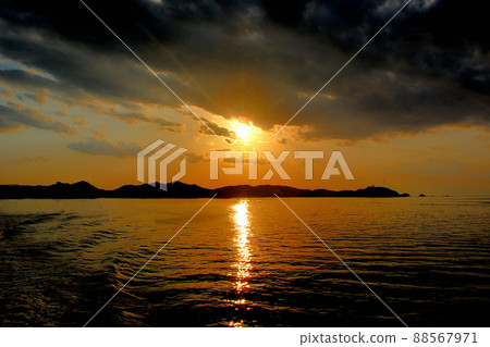 金色閃耀的伊勢灣，寧靜的夕陽美景，從鳥羽三重縣伊勢灣渡輪出發 (3) 88567971