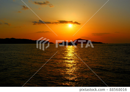 夕陽下染成金色的伊勢灣和三重縣伊良縣鳥羽市的太陽路(4)從渡口延伸 夕陽下染成金色的伊勢灣和三重縣伊良縣鳥羽市的太陽路(4)從渡口延伸 88568016