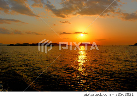 被夕陽染成金色的伊勢灣，以及穿過太陽路的渡輪、鳥羽、三重縣和伊良（2）。 88568021