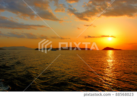 被夕陽染成金色的伊勢灣，以及穿過太陽路的渡輪、鳥羽、三重縣、伊良（1）。 88568023