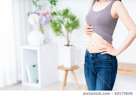 Woman checking waist waist [Parts cut] 88570606