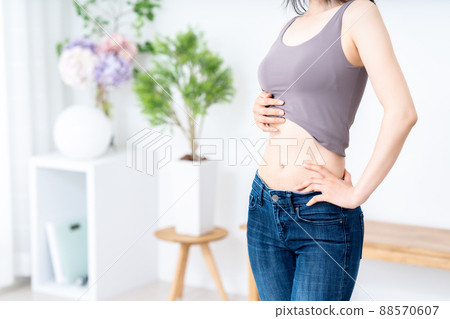 Woman checking waist waist [Parts cut] 88570607