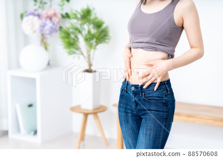 Woman checking waist waist [Parts cut] 88570608