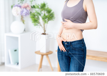 女人檢查腰圍【部分剪裁】 88570609