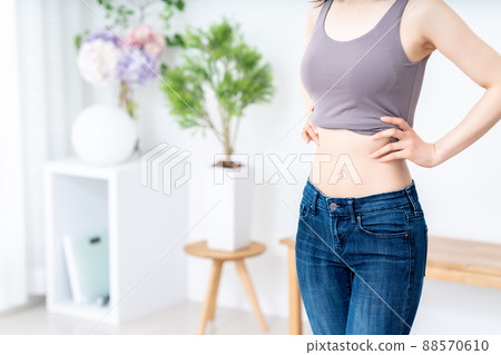 Woman checking waist waist [Parts cut] 88570610