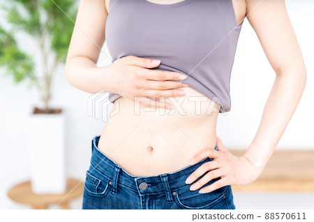 Woman checking waist waist [Parts cut] 88570611