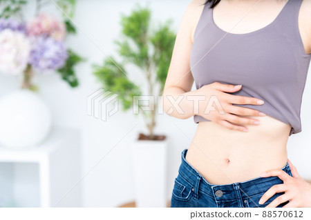 Woman checking waist waist [Parts cut] 88570612