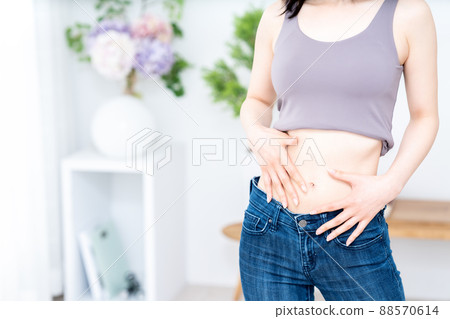 Woman checking waist waist [Parts cut] 88570614