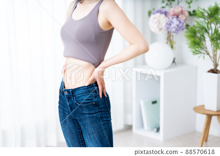 女人檢查腰圍【部分剪裁】 88570618