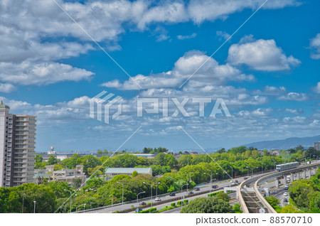 [大阪縣] 9月·大阪單軌電車，清新的藍天和豐中市的城市景觀 88570710