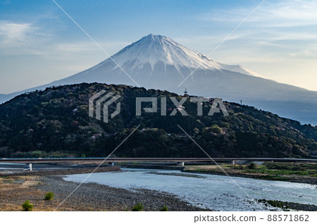 從靜岡縣富士市的富士河上看到的富士山 88571862