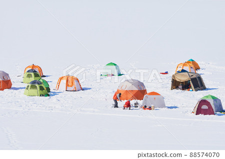 Smelt fishing tent, ice drill and shovel - Stock Photo [74009775] - PIXTA