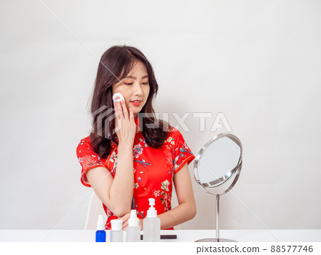 第一作者,白底下的傳統、旗袍、旗袍、女護理、杏子、美容和護膚。 第一作者,白底下的傳統、旗袍、旗袍、女護理、杏子、美容和護膚。 88577746