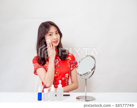 第一作者,白底下的傳統、旗袍、旗袍、女護理、杏子、美容和護膚。 第一作者,白底下的傳統、旗袍、旗袍、女護理、杏子、美容和護膚。 88577749