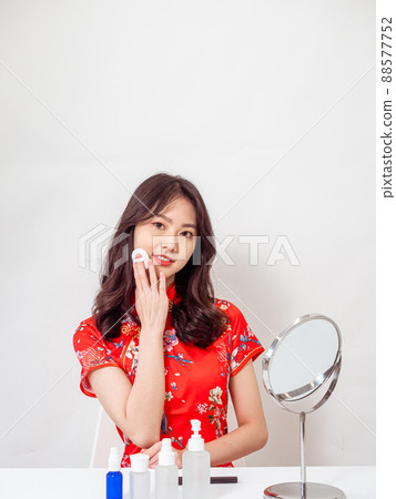第一作者，白底下的傳統、旗袍、旗袍、女護理、杏子、美容和護膚。 88577752