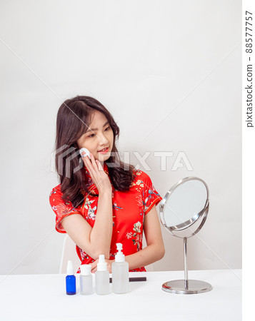 第一作者，白底下的傳統、旗袍、旗袍、女護理、杏子、美容和護膚。 88577757