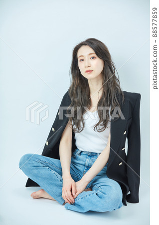 肩夾克的時尚少婦 88577859