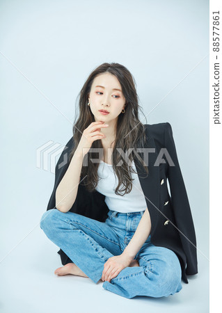 肩夾克的時尚少婦 肩夾克的時尚少婦 88577861