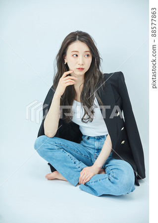 肩夾克的時尚少婦 肩夾克的時尚少婦 88577863