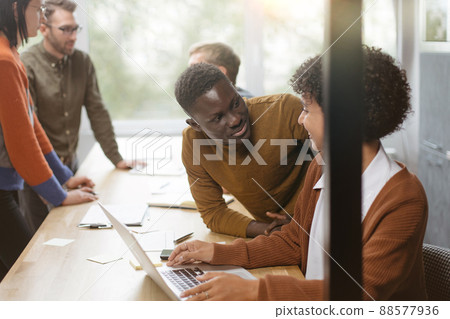 businessman and a group of employees discussing business documen 88577936