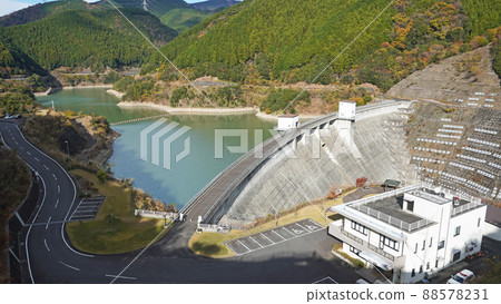 Scenery of Mori-cho, Shuchi-gun, Shizuoka <03> (Overlooking the office of Otagawa Dam, a multipurpose dam, from the large observatory) Scenery of Mori-cho, Shuchi-gun, Shizuoka <03> (Overlooking the office of Otagawa Dam, a multipurpose dam, from the large observatory) 88578231