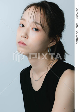 一個戴著配飾的女人的肖像 88578400