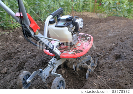 A cultivating machine cultivating a field 88578582