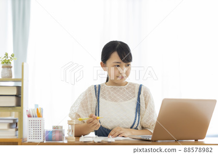 Girl studying while looking at a computer Online learning 88578982