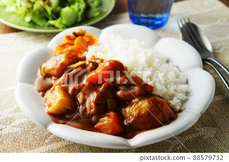 Curry rice (chicken curry) and green salad 88579732