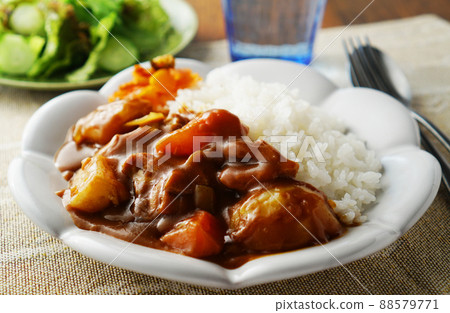 Curry rice (chicken curry) and green salad Curry rice (chicken curry) and green salad 88579771