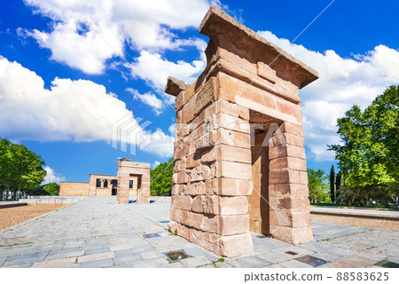 Madrid, Spania - Temple of Debod, egyptian ruins 88583625