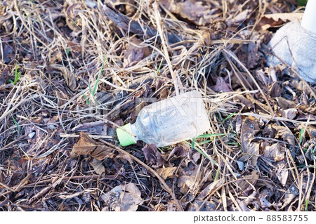 雪融化後傾倒在路邊的塑料垃圾 88583755
