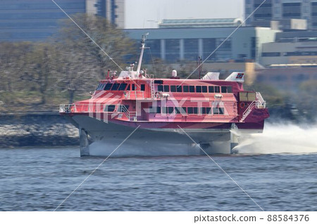清爽的海面衝刺... 穿梭於東京港灣的噴射輪 清爽的海面衝刺... 穿梭於東京港灣的噴射輪 88584376