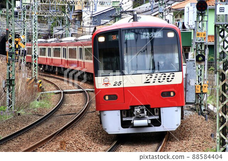 In response to the spring sun ... The red train goes to the Miura Peninsula [Keihin Kyuko] 88584404
