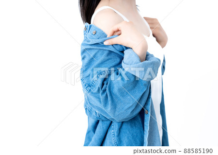 一個穿著牛仔襯衫的女人 [部分剪裁] 88585190