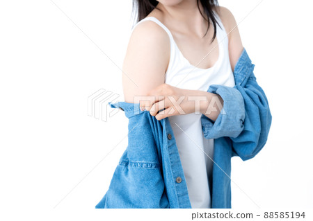 一個穿著牛仔襯衫的女人 [部分剪裁] 88585194