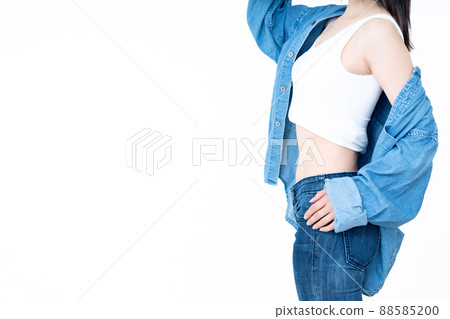 A woman wearing a denim shirt [Parts cut] 88585200
