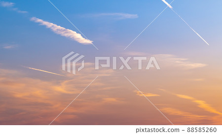 The west sky in the evening when contrails draw a line 16: 9 a-1 88585260