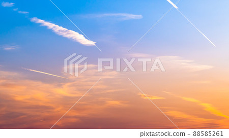 The west sky in the evening when contrails draw a line 16: 9 a-2 High saturation contrast 88585261