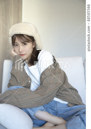 男士時尚 一個女人在沙發上放鬆 88585566