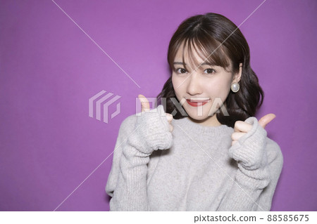 Purple background paper GOOD pose woman 88585675